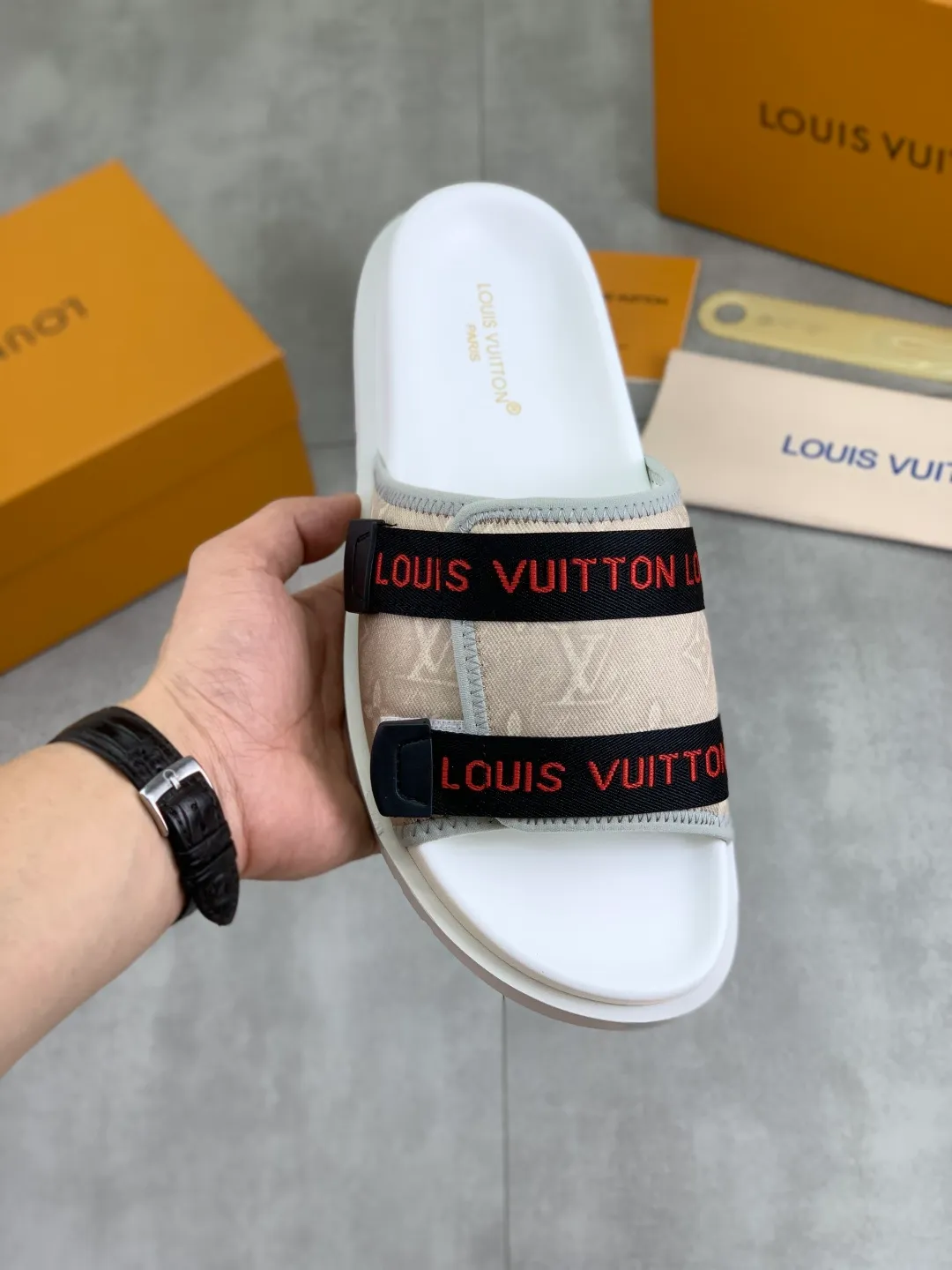 Men's shoes 💰P320💰【New style】🆘 Original quality 【LOUIS VUITTON】The popular Louis Vuitton LV men's slippers on the official website are on sale simultaneously! Original fabric imported from Italy, original factory special supply, code number: 38-44 (45 customized), many colors available